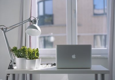Jakie lampy do biurka i TV warto rozważyć?